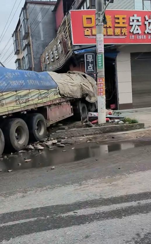 官方通报两货车冲进同一家超市