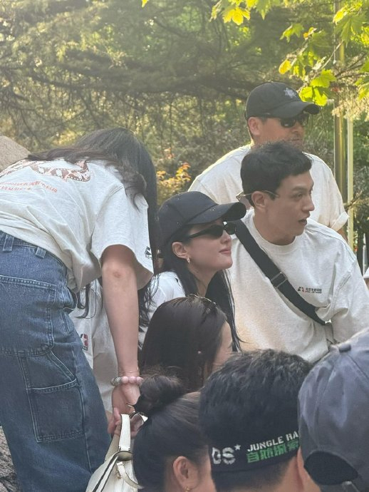 刘亦菲北电同学聚会照 素颜真实引关注