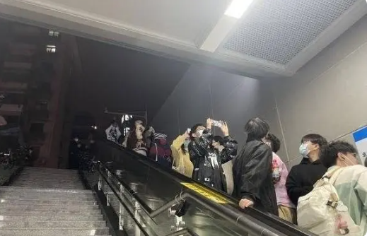 乘客出地铁黄鹤楼站的统一姿势 反向站滚梯拍照打卡