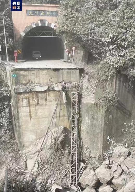 台湾花莲一大楼倾斜 3人被困地下室，大清水隧道道路崩塌