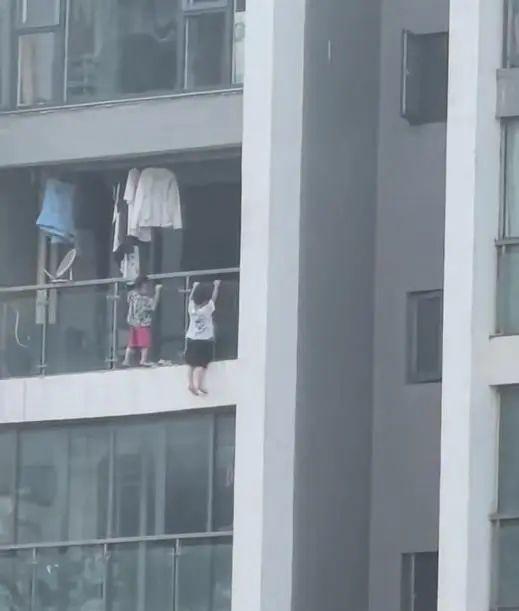 2名幼童翻出13层阳台玩耍 万幸被好心人发现救下 暑期安全警钟长鸣