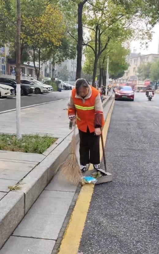 長沙環(huán)衛(wèi)大姐堅持10年免費縫補衣物 針腳里的善意溫暖人心