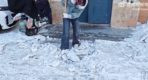 00后带头铲雪为回家过年的人清路 3位小男孩放学后主动帮忙铲积雪