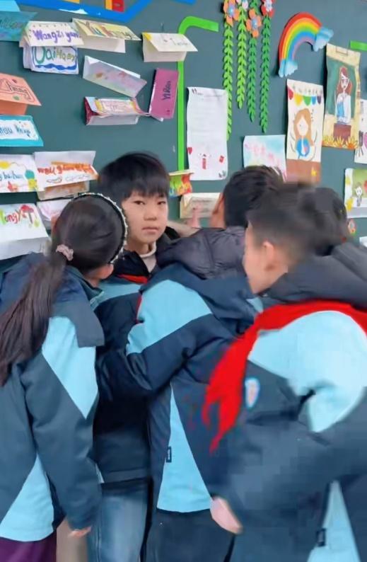 孤独症男孩被同学围着不给独处机会