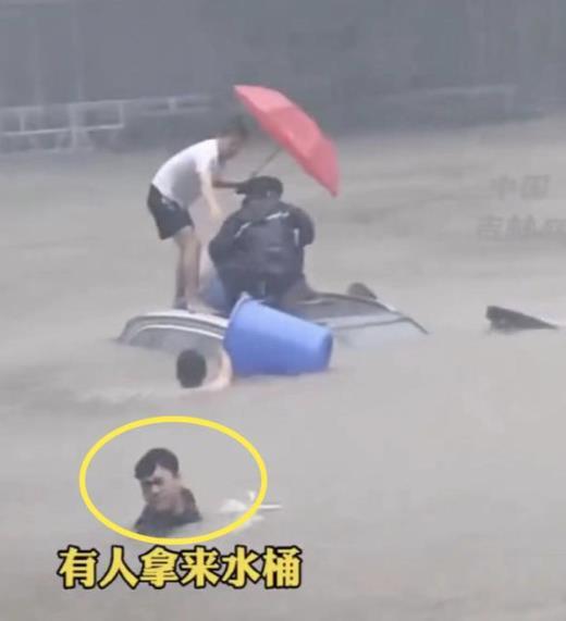 郑州街头三人被困车内，四位无名英雄合力救下 救人英雄之一：我对得起“中国人”这三个字