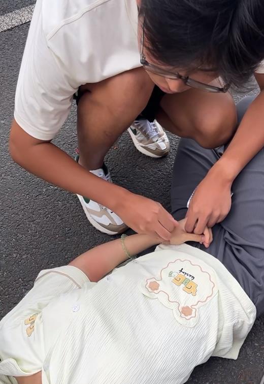 高考生晕倒 在读医学生施针救人 善举获网友点赞