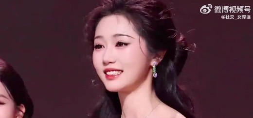 短剧演员岳雨婷近日自曝，父亲当年公司破产，因巨大压力一夜之间头发全白