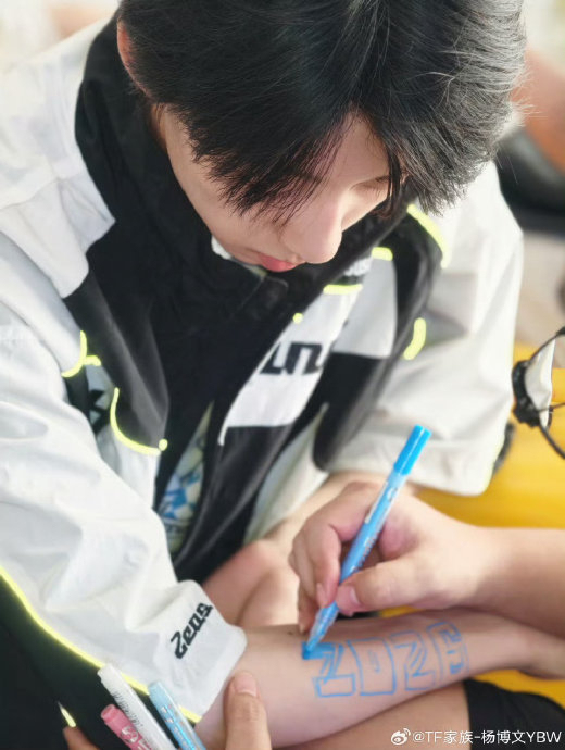 杨博文晕船吐了