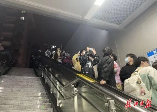 乘客背向坐电梯拍黄鹤楼地铁紧急调整