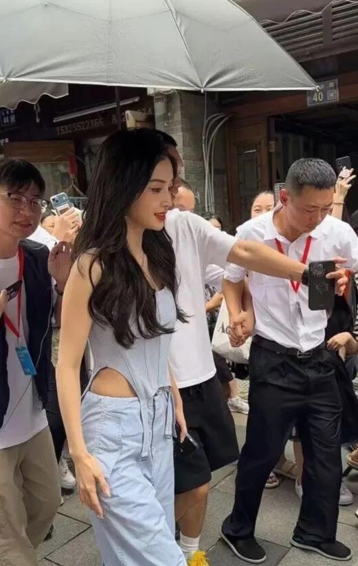 痞幼与杨颖同框合影 网友：明星与网红区别真大