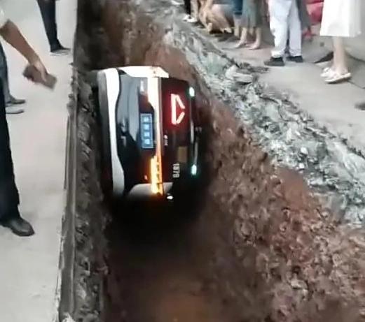 萝卜快跑网约车开进深坑乘客被救出