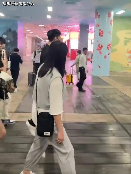 胡明轩赵睿抵达厦门，大批粉丝接机变社死现场