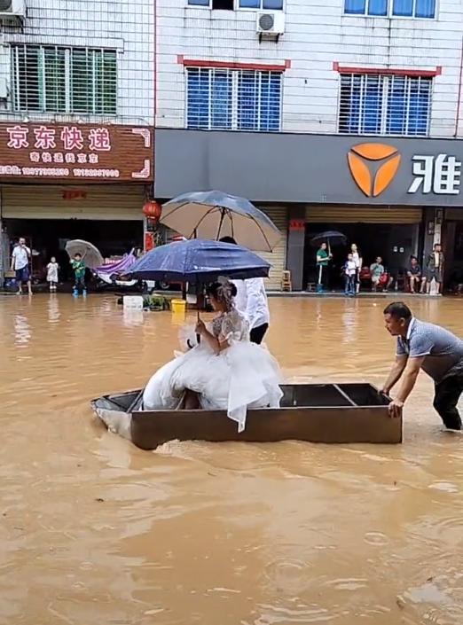桂林新娘在洪水中坐消防车去结婚 洪水无阻真爱路