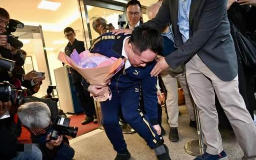 蔡正元入狱前画面曝光：微笑上囚车，直面“绿营黑牢”