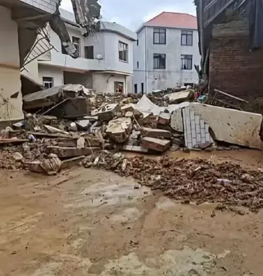 村民称上游泄洪致房屋倒塌亲人去世 政府通知争议引质疑