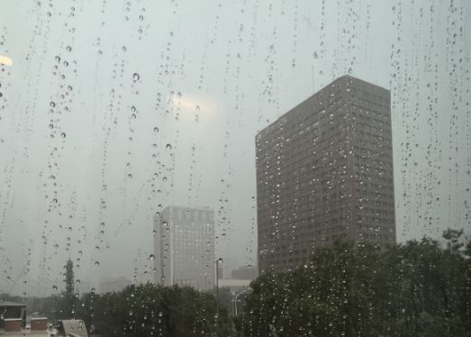 北京暴雨 大中午天黑了