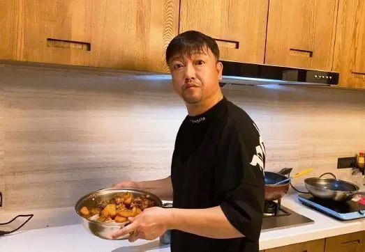 連賈冰都瘦了,！就等一個沈騰了 喜劇圈瘦身潮來襲