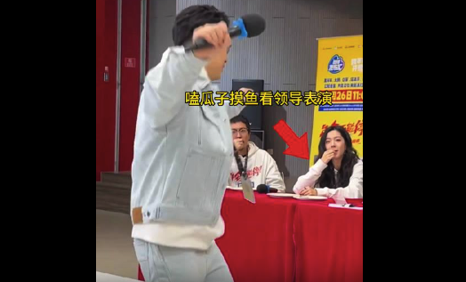 庄达菲和工作人员当众摸鱼，嗑瓜子被抓包，网友：是真实的我