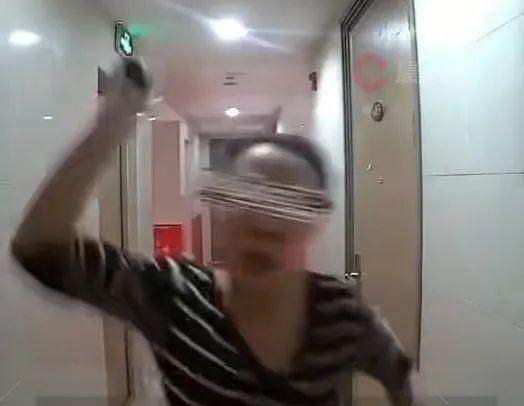 女子多次持刀砍鄰居家門 警方介入 疑似精神疾病患者
