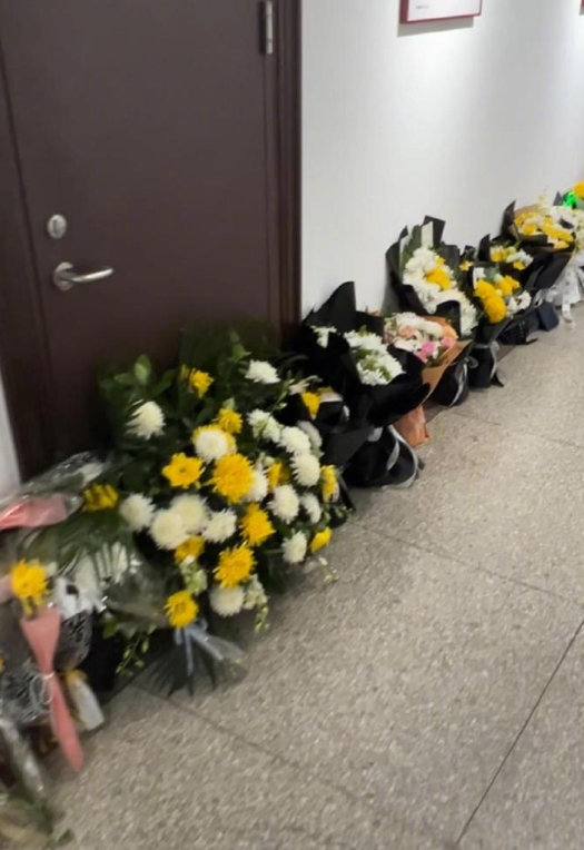杨振宁缅怀室内的鲜花都摆不下了 上百束鲜花摆放在走廊绵延数十米