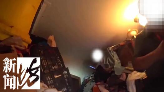 男子在家堆成百平米垃圾山 邻居苦不堪言