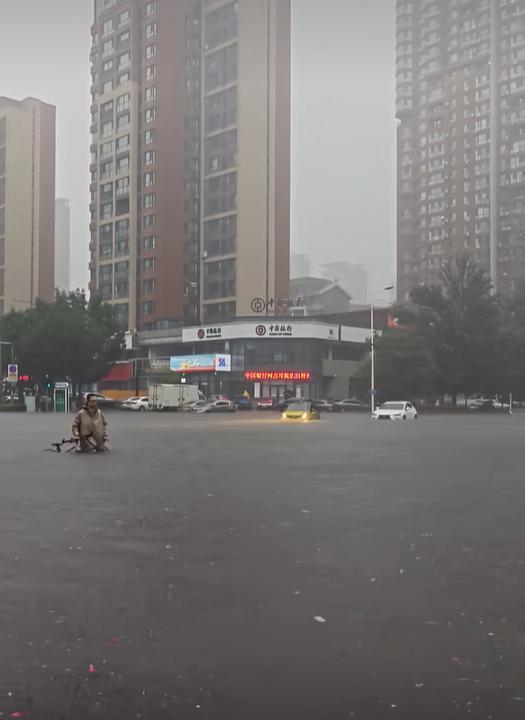 沈阳百年一遇暴雨 城市陷入瘫痪