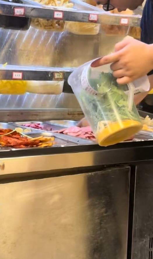 刘文祥麻辣烫恢复伙计徒手握取食材