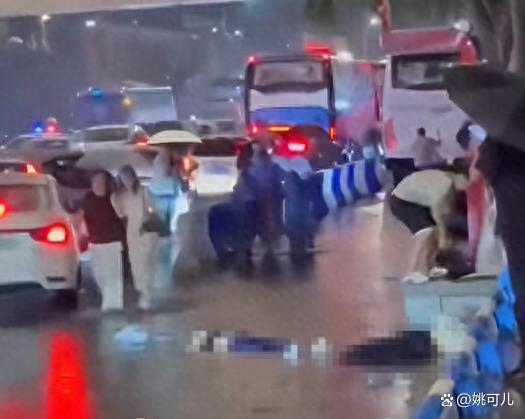 洪崖洞两人昏迷民警紧急施救