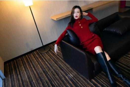 王鸥穿红裙配长靴 电眼撩人风情满满