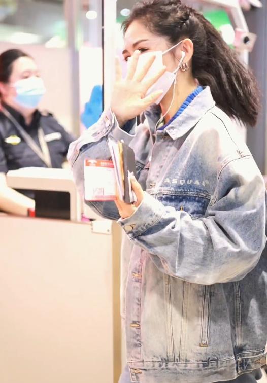 《浪姐4》三公后谢娜在机场哭了:眼眶湿润 神情凝重