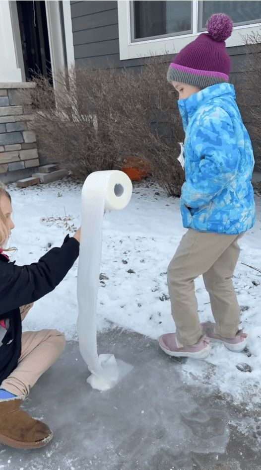 美国网友暴风雪中玩悬空意大利面 严寒天气下的趣味实验
