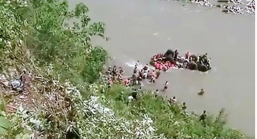 四川甘孜一客车侧翻至桥下 当地回应 6死11伤事故牵动人心