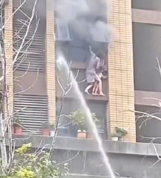 连云港火灾丈夫曾大喊不要喷水