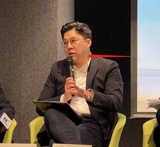 郭晶晶带娃出游，俩女儿长相曝光，霍启刚家庭事业双赢出现幸福肥