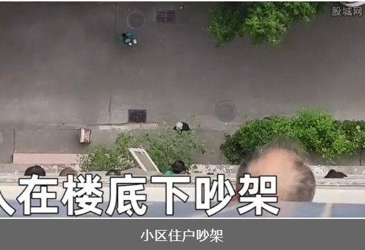 女子开窗看热闹 整楼窗边都是脑袋