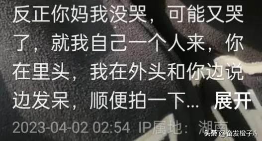 女子带玩具看望已故儿子，坐在儿子的“房子”前和他说说话