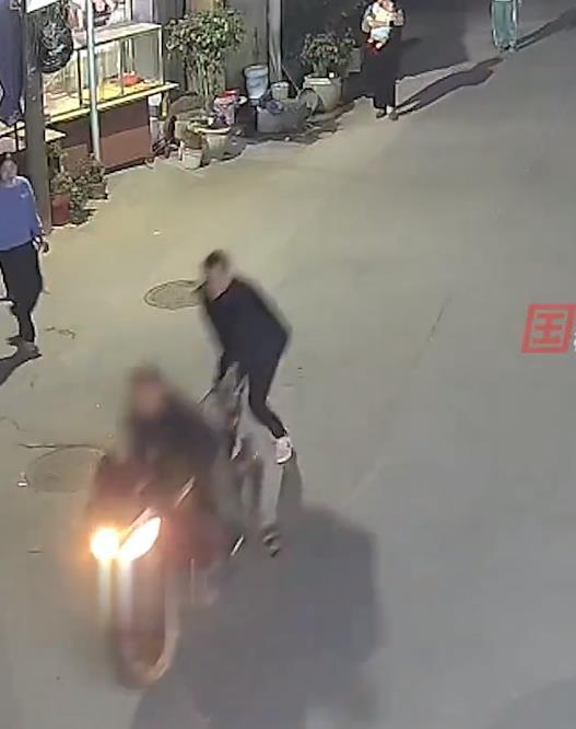 两车相撞男子骑摩托欲逃被路人抓住