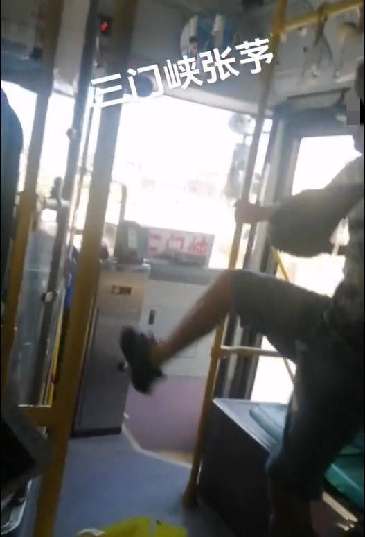 男子连踢7次行驶中公交驾驶室 失控暴行引众怒