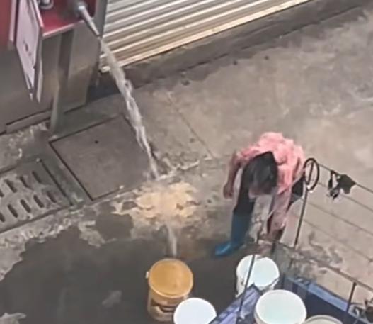 女子私自开消防栓接水浇菜 安全隐患引关注