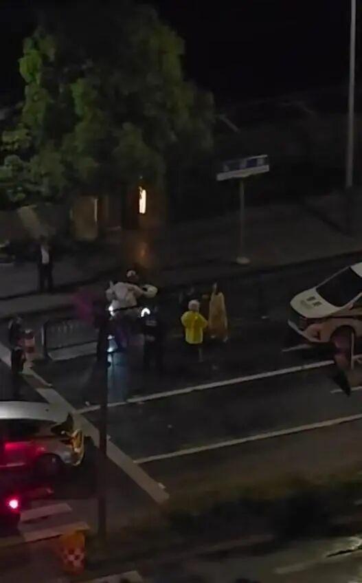 警方回应一车凌晨反复冲撞前车 夫妻矛盾引发冲突