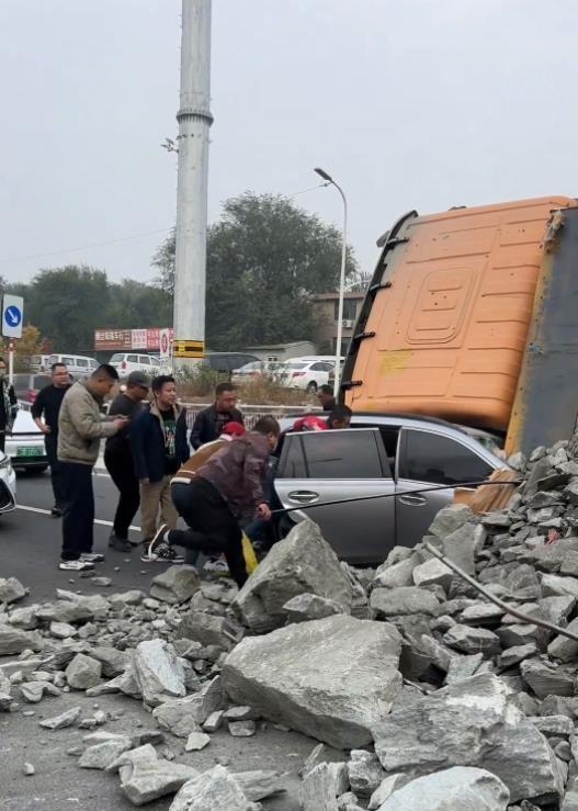 烟台宝马遭渣土车碾压 城市安全问题再引关注