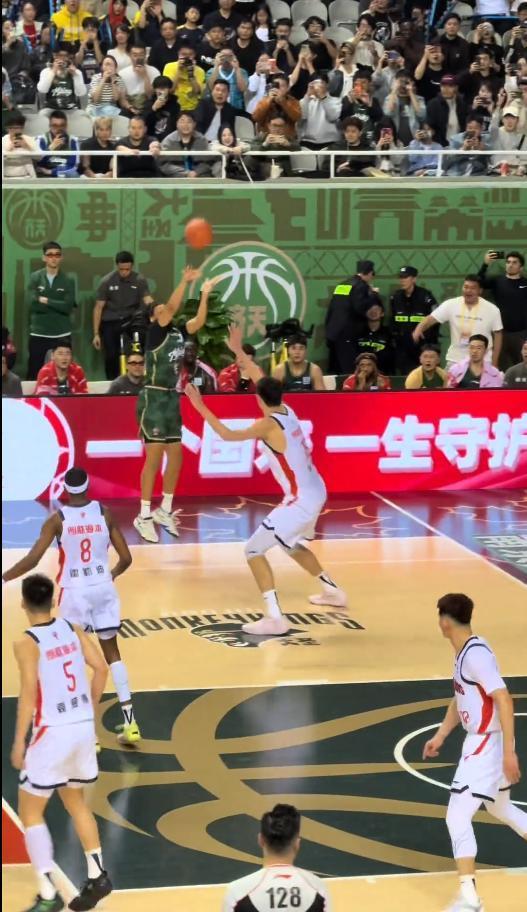 欧美顶流说唱歌手J.Cole，CBA首秀1分未得：纯卖票噱头？ 外网热议篮球跨界