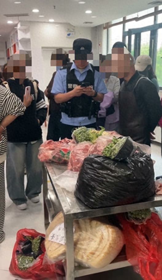 “肉是臭的、菜是烂的”？有家长反映枣庄滕州金八力托管班食材变质，市监部门已介入并抽样送检