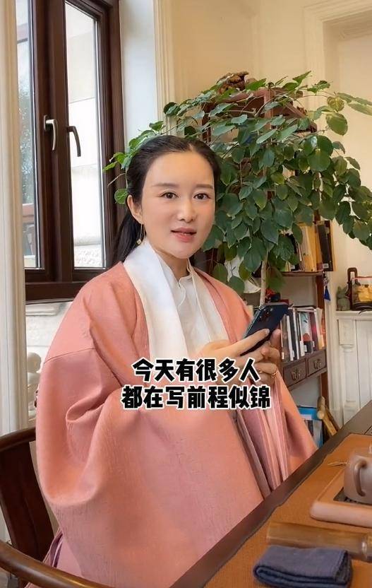 杜星霖穿唐装逛街被骂，72岁张纪中需两人搀扶，行走缓慢十分虚弱