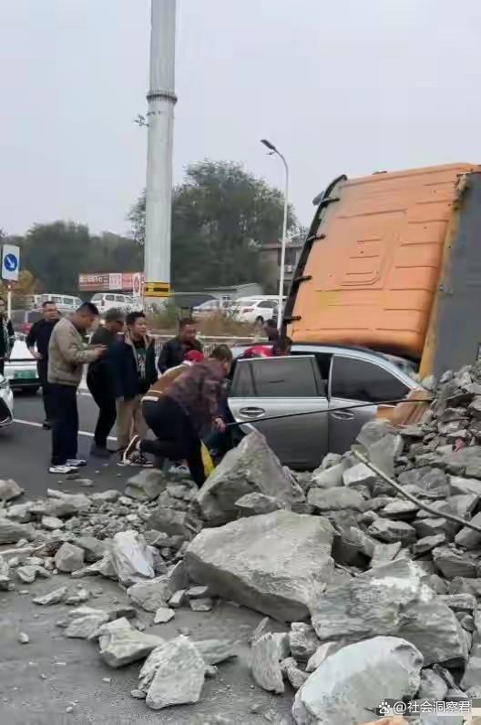 烟台渣土车侧翻压扁两车 生死瞬间路人齐救援