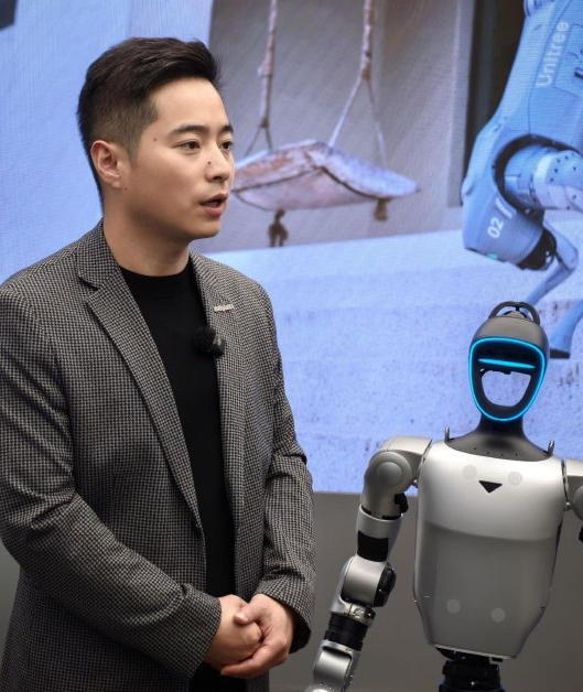 宇树首家直营店人形机器人价格超10万 高管：价格亲民