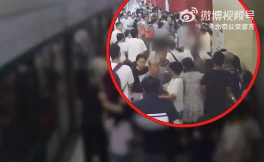 均被处罚！夫妻因地铁拥挤抱孩子与同车女子斗殴