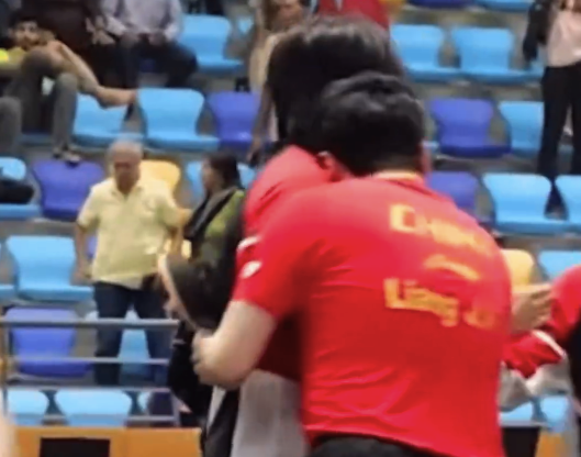 梁靖崑在王楚钦怀里小鸟依人 王楚钦自然环抱并轻拍其背部