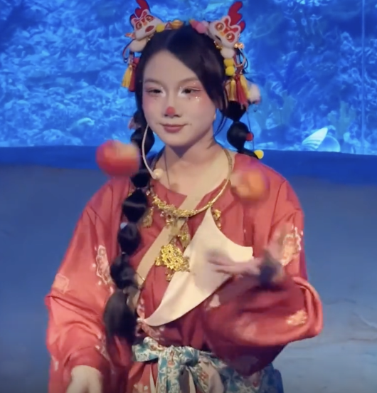 00后女生海洋馆抛苹果边抛边啃