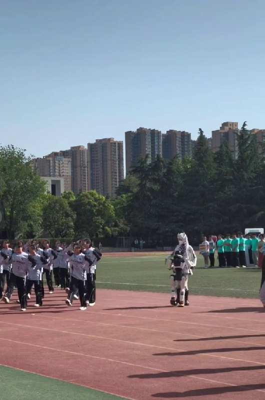 运动会上机器人突然抱住女生
